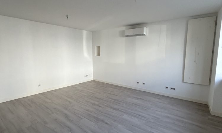 local-ou-bureaux-de-60-m2-a-lalbinque-a-louer-06a6c10b9d9743.jpg
