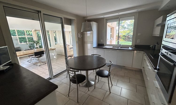 tres-belle-villa-10-pieces-sur-sous-sol-avec-hangar-et-parc-arbore-06a6d629620884.jpg